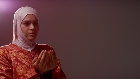 Studioporträt-Einer-Muslimischen-Frau-Mit-Hijab,-Die-Betet-10